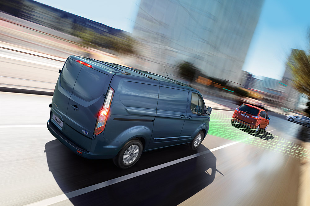 Vue arrière d’un fourgon Ford bleu, avec des lignes vertes indiquant les fonctions d’aide à la conduite.