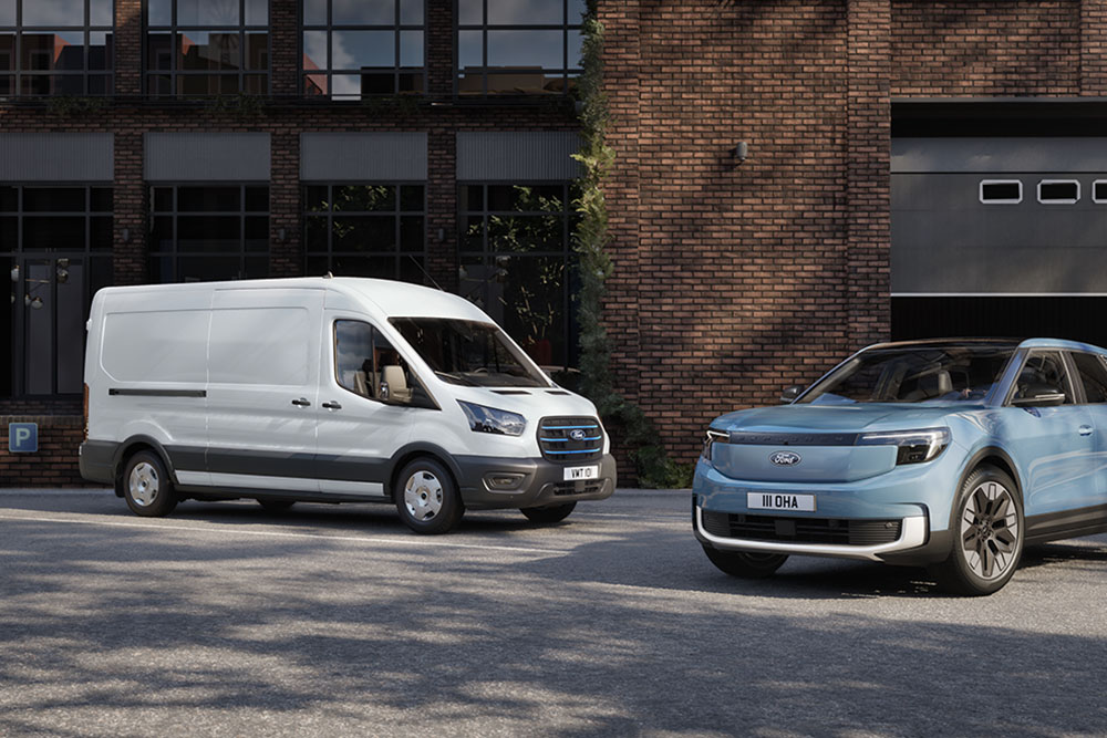 Deux véhicules de flotte Ford : un fourgon blanc et un Ford Explorer bleu clair.