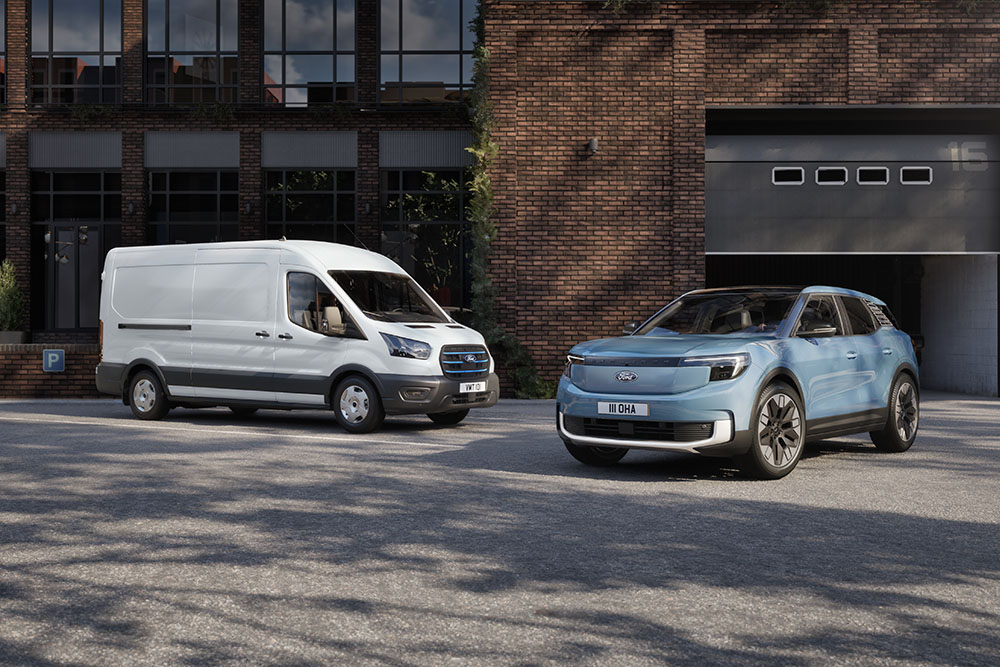 Deux véhicules de flotte Ford : un fourgon blanc et un Ford Explorer bleu clair.