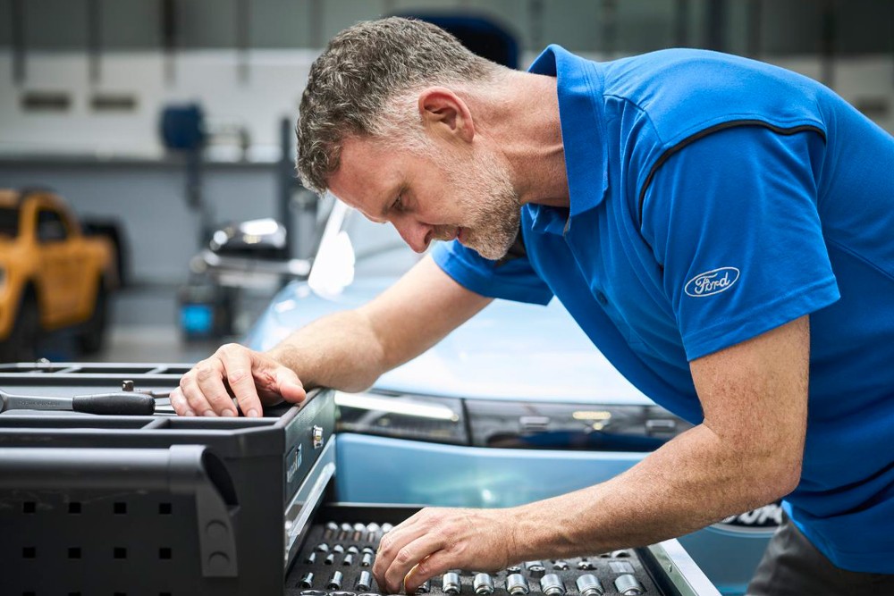 Un réparateur Ford effectuant un remplacement